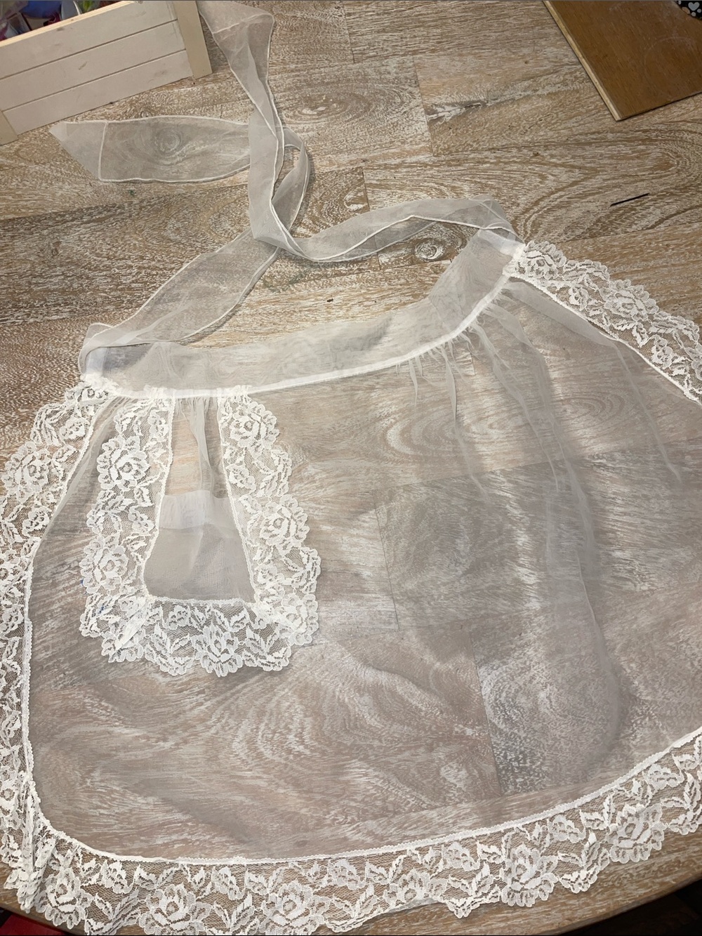 Vintage White Lace Apron with wide waist tie - Picture 2 of 2